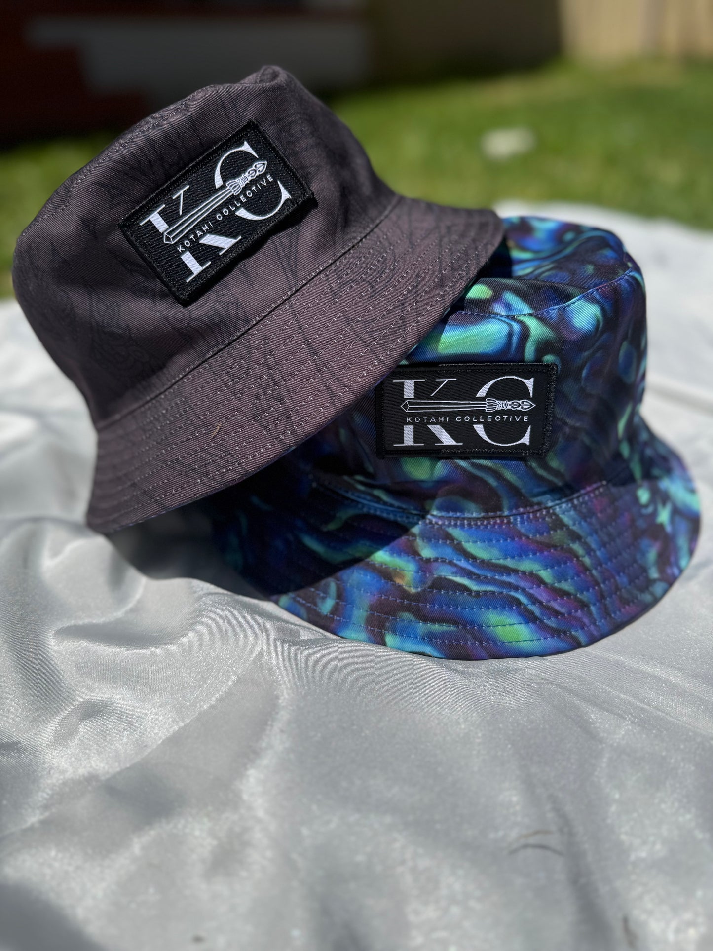 KOTAHI Reversible Bucket hat - Paua